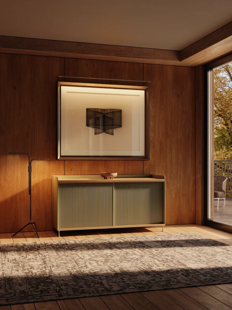 Interiores de un departamento de lujo con paneles de madera, piso de madera y un gran ventanal.